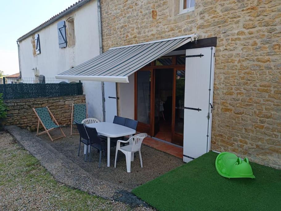 Charmante Maison En Pierres Sainte-Radégonde-des-Noyers المظهر الخارجي الصورة