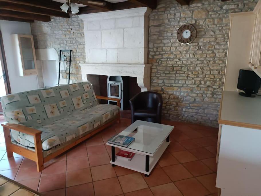Charmante Maison En Pierres Sainte-Radégonde-des-Noyers المظهر الخارجي الصورة