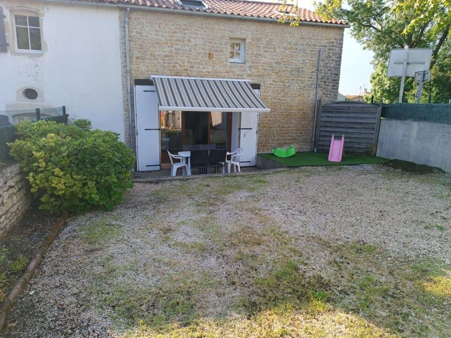 Charmante Maison En Pierres Sainte-Radégonde-des-Noyers المظهر الخارجي الصورة