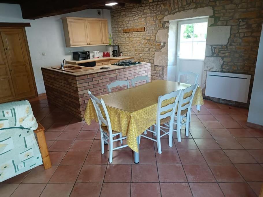 Charmante Maison En Pierres Sainte-Radégonde-des-Noyers المظهر الخارجي الصورة